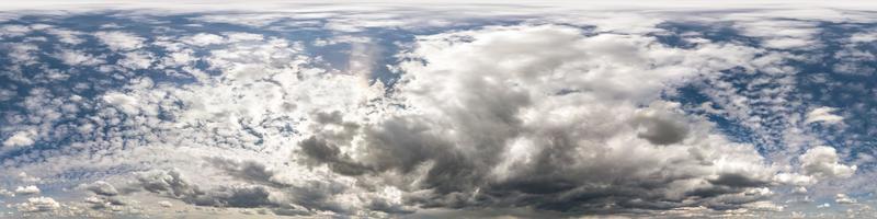 cielo azul con hermosas nubes oscuras antes de la tormenta. vista de ángulo de 360 grados de hdri sin costuras con cenit para usar en gráficos 3d o desarrollo de juegos como cúpula del cielo o editar toma de drones foto