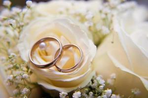 ramo de boda brillante de flores de verano con anillos de boda foto