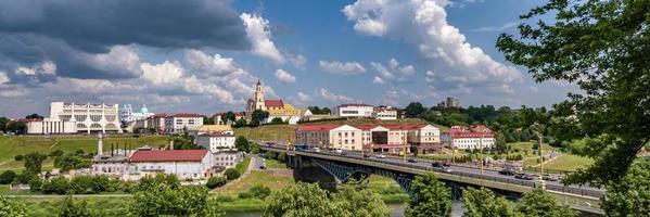 paseo panorámico con vistas a la ciudad vieja y a los edificios históricos del castillo medieval cerca del río ancho foto