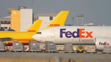 fedex boeing 777 taxiando video