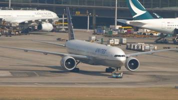 Abschleppen einer Boeing 777 vor dem Abflug video