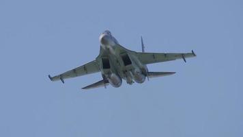 caza de defensa aérea sukhoi 35, equipo acrobático de halcones rusos video