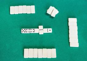 vista superior del campo de juego de dominó con azulejos blancos foto