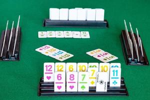 fichas en rack y juego en rummy en mesa foto