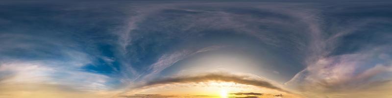 cielo azul nublado transparente hdri panorama 360 grados ángulo de visión con cenit y hermosas nubes para usar en gráficos 3d como cúpula del cielo o editar toma de drones foto