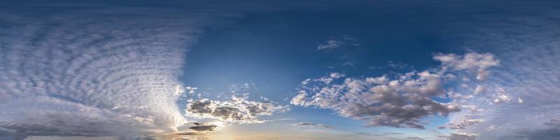 cielo azul oscuro de la tarde antes del atardecer con hermosas nubes impresionantes. vista de ángulo de 360 grados de panorama hdri transparente con cenit para usar en gráficos o desarrollo de juegos como cúpula del cielo o editar toma de drones foto