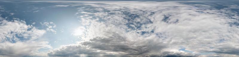 cielo azul nublado transparente hdri panorama ángulo de visión de 360 grados con cenit y hermosas nubes para usar en gráficos 3d como cúpula del cielo foto