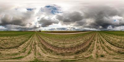 vista de ángulo de 360 grados de panorama hdri esférico completo sin costuras entre campos en el día de otoño con impresionantes nubes de lluvia en proyección equirectangular, listo para realidad virtual vr ar foto