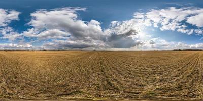 vista de ángulo de 360 grados de panorama hdri esférico completo sin costuras entre campos en el día de primavera con nubes impresionantes en proyección equirectangular, listo para contenido de realidad virtual vr ar foto