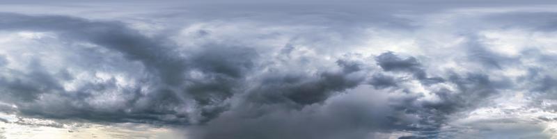 cielo azul con hermosas nubes oscuras antes de la tormenta. vista de ángulo de 360 grados de hdri sin costuras con cenit para usar en gráficos 3d o desarrollo de juegos como cúpula del cielo o editar toma de drones foto