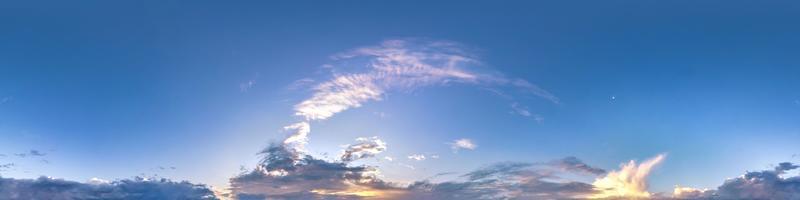 cielo azul de la tarde con hermosas nubes esponjosas sin suelo. vista de ángulo de 360 grados panorámica hdri perfecta sin suelo para usar en gráficos 3d o desarrollo de juegos como cúpula del cielo o editar toma de drones foto
