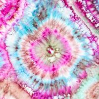 detalle de adorno brillante en batik tie-dye foto