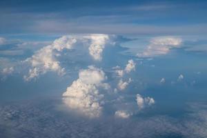 muchas nubes en el cielo azul foto