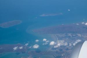 Isla de Bali en el mar tropical, vista desde la vista del avión foto