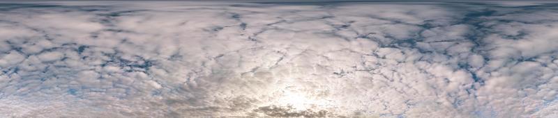 cielo azul nublado transparente hdri panorama ángulo de visión de 360 grados con cenit y hermosas nubes para usar en gráficos 3d como cúpula del cielo foto