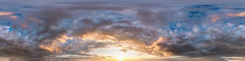 cielo azul nublado transparente hdri panorama 360 grados ángulo de visión con cenit y hermosas nubes para usar en gráficos 3d como cúpula del cielo o editar toma de drones foto