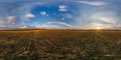 vista de ángulo de 360 grados de panorama hdri esférico completo sin costuras entre campos en la puesta de sol de la tarde con impresionantes nubes rojas rosas azules en proyección equirectangular, listo para realidad virtual vr ar foto