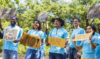 grupo de diversidad de activistas voluntarios que se manifiestan en protesta por el proyecto de calentamiento global y cambio climático con carteles escritos para la conciencia ambiental y la reducción del concepto de consumo de plástico foto