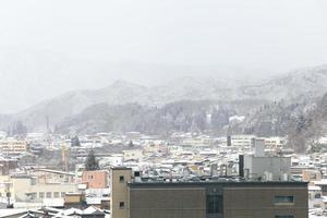 Vista de la ciudad de Takayama en Japón en la nieve. foto