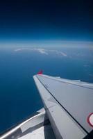 cielo azul y nubes en avion foto