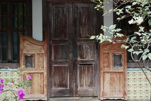 una puerta vieja de madera marrón en Singapur foto