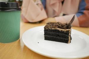 pastel de chocolate y crema en un plato sobre la mesa foto