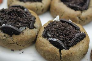 galletas de chocolate sobre fondo blanco antecedentes foto