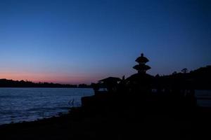 silueta del templo pura ulun danu foto