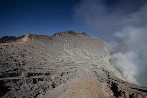 mina de azufre con trabajadores en kawah ijen, java, indonesia foto