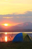 camping al lado del lago, parque nacional, tailandia foto