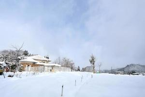 Vista de la ciudad de Takayama en Japón en la nieve. foto