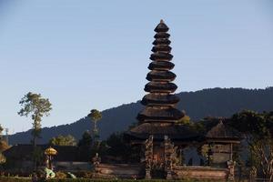 templo pura ulun danu en un lago beratan. bali foto