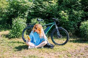 una joven usa una bicicleta eléctrica moderna para deportes y recreación al aire libre foto