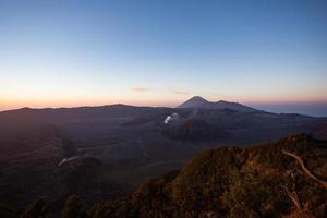 amanecer en el volcán monte bromo java oriental, indonesia.