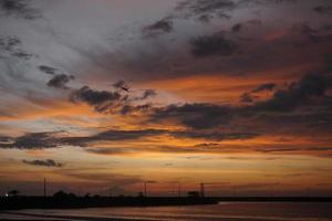 amanecer con nube naranja foto