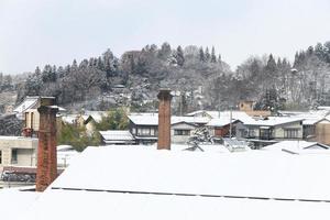 Vista de la ciudad de Takayama en Japón en la nieve. foto