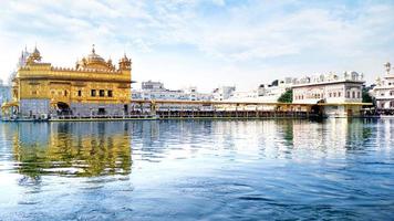 amritsar, punjab, india, 29 de noviembre de 2019, dukh bhanjani beri en sri harmandir sahib, el lugar de peregrinación más importante del sijismo que alberga el templo dorado, holly sarovar y darbar sahib foto