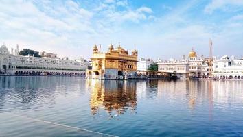 amritsar, punjab, india, 29 de noviembre de 2019, dukh bhanjani beri en sri harmandir sahib, el lugar de peregrinación más importante del sijismo que alberga el templo dorado, holly sarovar y darbar sahib foto