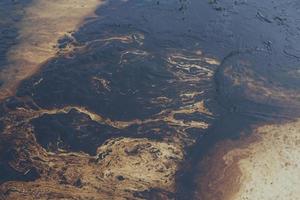 derrame de petróleo del golfo se muestra en una playa foto