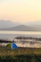 camping al lado del lago, parque nacional, tailandia foto