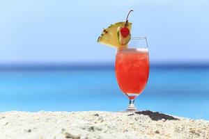 cóctel de frutas en una playa de isla tropical foto