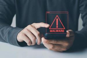 concepto de malware, delitos cibernéticos y métodos de prevención, teléfonos inteligentes que muestran pantallas de malware y virus, piratería de contraseñas y datos personales. foto