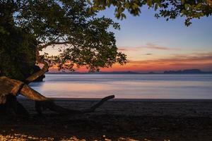 puesta de sol en la playa foto