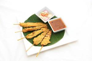 satay de cerdo asado con salsa de maní foto