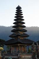 templo pura ulun danu en un lago beratan. bali foto