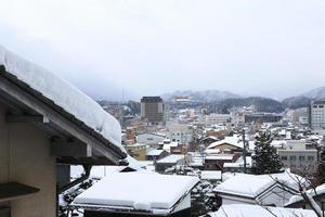 Vista de la ciudad de Takayama en Japón en la nieve. foto