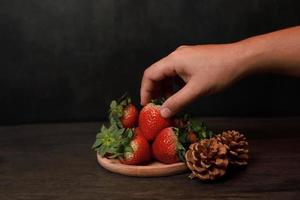 fresas en una bandeja de madera foto