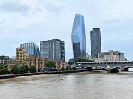 una vista del río támesis cerca del puente de la torre foto