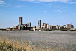 una vista del río támesis cerca del puente de la torre foto