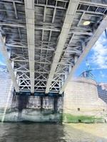 una vista del río támesis cerca del puente de la torre foto